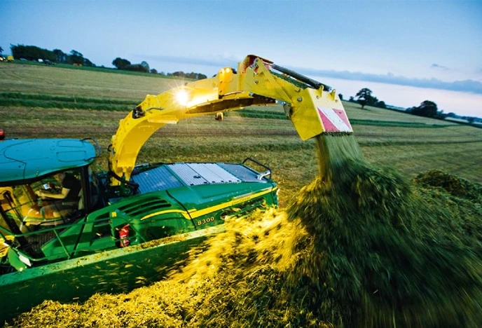 Forrageira 8300
